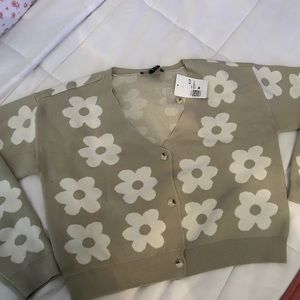 Forever 21 cropped sweater, flower decal, very soft